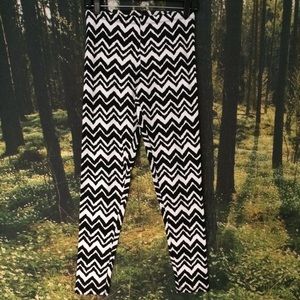 Black and White Aztec Print Leggings